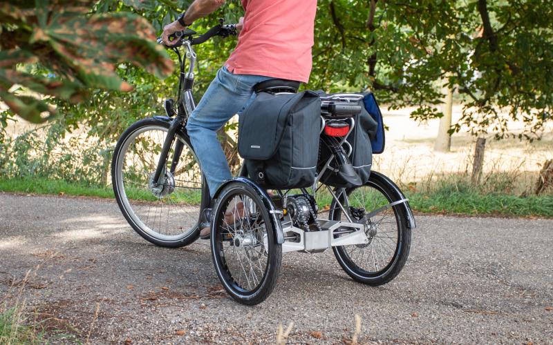 <p>De Tworby maakt van uw fiets een driewieler. Ben je hulpbehoevend? De Tworby is hét hulpmiddel dat geplaatst kan worden op bijna iedere volwassen fiets. Elektrisch of standaard, de module past er op. Dit zorgt er voor dat je geen nieuwe fiets hoeft te kopen.</p>